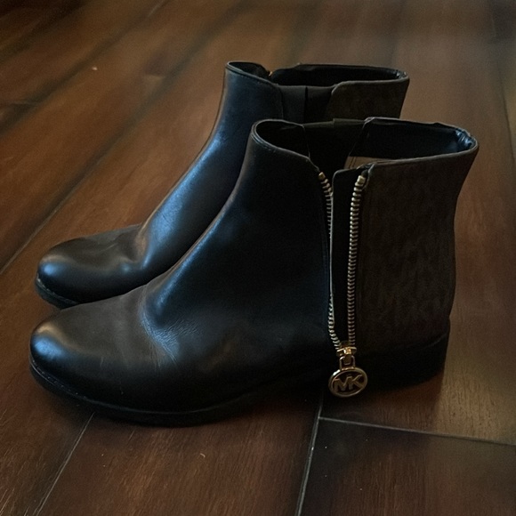 Michael Kors Outlet Britt Signature Logo Boots - Picture 3 of 3